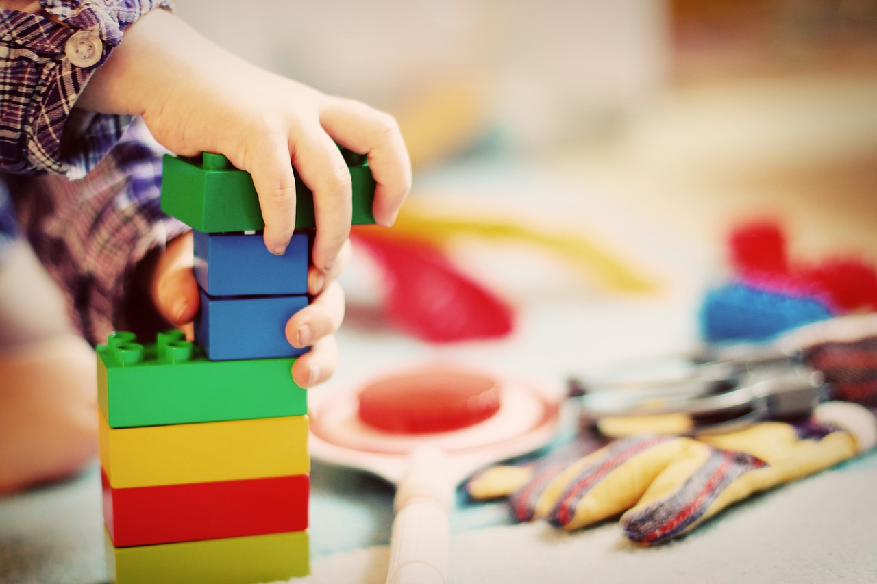 Радость в коробке: Как найти идеальный подарок для ребенка
